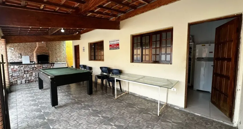 Casa localizada lado praia em Gaivota, a 200 m do mar, 2 dormitórios sendo 1 suíte, piscina, área gourmet com churrasqueira e área de lazer, 4 vagas de garagem