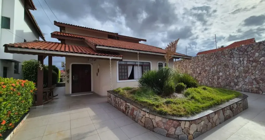 Casa alto padrão localizada lado praia em condomínio de Peruíbe, a 900 m do mar, com 580 m², 6 dormitórios sendo 4 suítes, 3 banheiros, piscina, área gourmet, churrasqueira e documentação Escritura