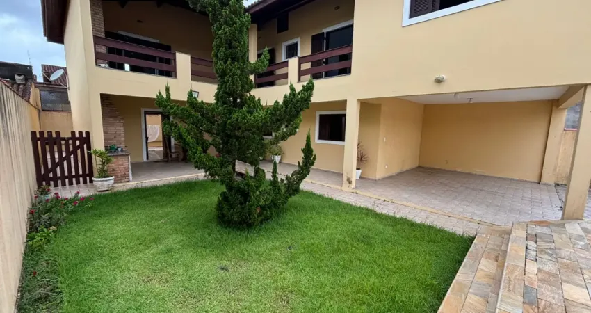 Casa localizada lado serra no Parque da Ville em Peruíbe, a 1,2 km do mar, com 360 m², 5 quartos sendo 5 suítes, 1 banheiro, 2 salas, 1 cozinha, área de serviço, área gourmet com churrasqueira, piscin