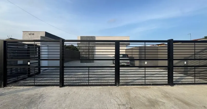 Casa em condomínio localizada lado praia no Cibratel 2, Itanhaém, a 1,2 km do mar, com 2 dormitórios sendo 1 suíte, 1 banheiro, 1 sala, 1 cozinha, 1 vaga de garagem, piscina, área gourmet e churrasque