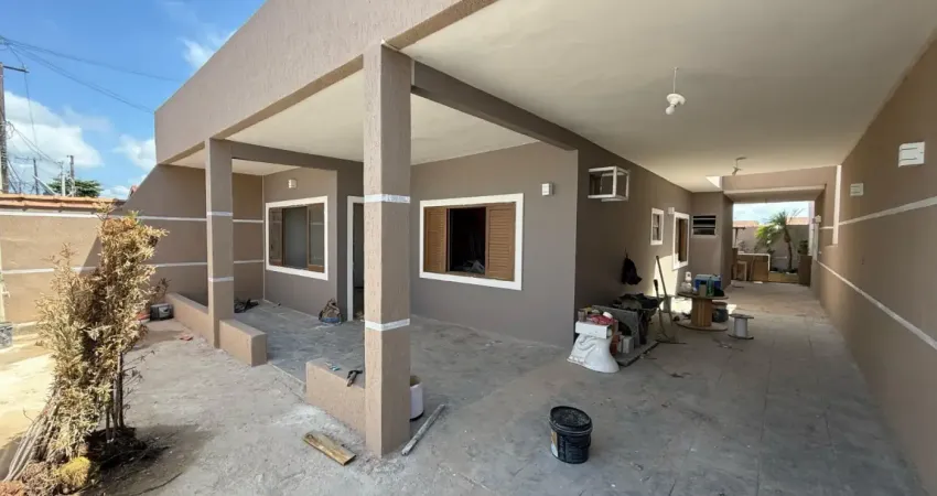 Casa localizada lado praia no Belas Artes, Itanhaém, a 1,5 km do mar, com 3 dormitórios sendo 1 suíte, 1 banheiro, 1 sala, 1 cozinha, 4 vagas de garagem e churrasqueira – Escritura