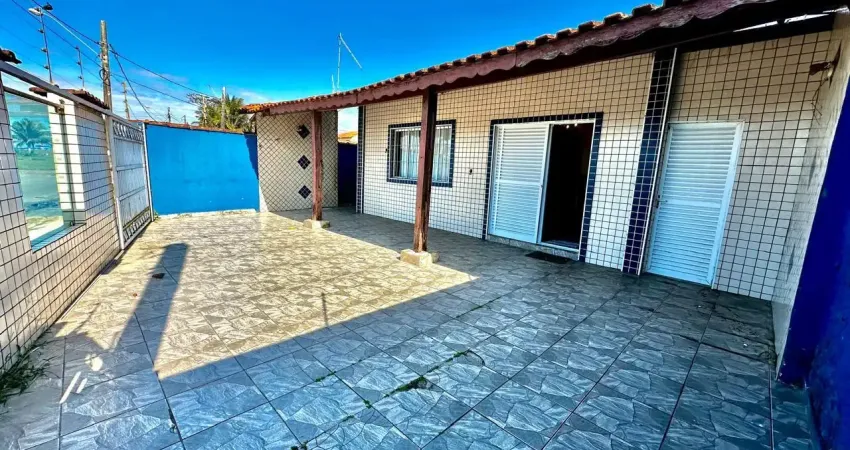 Casa localizada lado praia no Jamaica, Itanhaém, frente ao mar, com 3 dormitórios sendo 1 suíte, 1 banheiro, 2 salas, 1 cozinha, 2 vagas de garagem, piscina, área gourmet e churrasqueira – Escritura