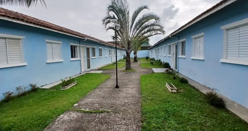 Casa em condomínio localizada lado serra no Umuarama, Itanhaém, a 600 m da rodovia, com 2 dormitórios, 1 banheiro, 1 sala, 1 cozinha, 1 vaga de garagem, piscina e churrasqueira – Contrato + IPTU