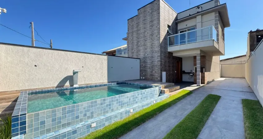 Casa sobreposta superior frente ao mar no Regina, Itanhaém, com 3 dormitórios sendo 1 suíte, 1 banheiro, 1 sala, 1 cozinha, 5 vagas de garagem, piscina, área gourmet e churrasqueira – Escritura