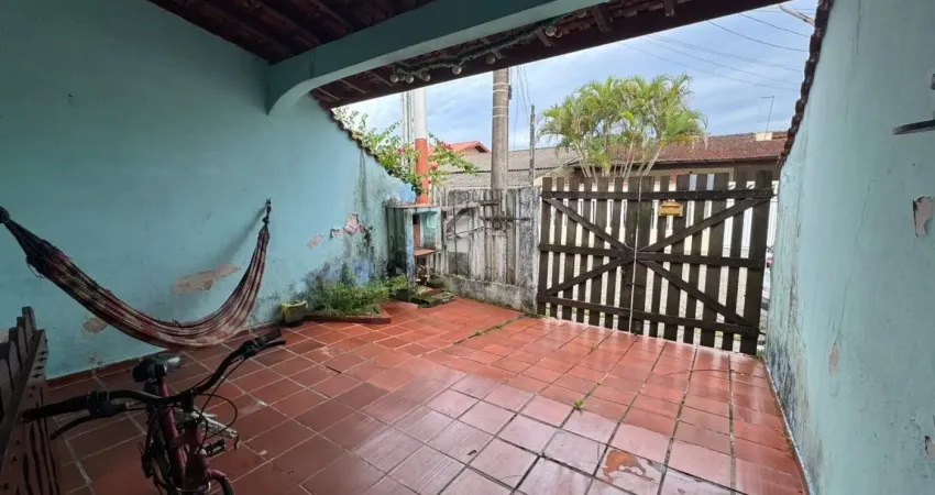 Casa em condomínio localizada lado praia no Jardim Márcia, Peruíbe, a 1 km do mar, com 3 dormitórios sendo 3 suítes, 2 banheiros, 1 sala, 1 cozinha, 6 vagas de garagem, piscina, área gourmet e churras
