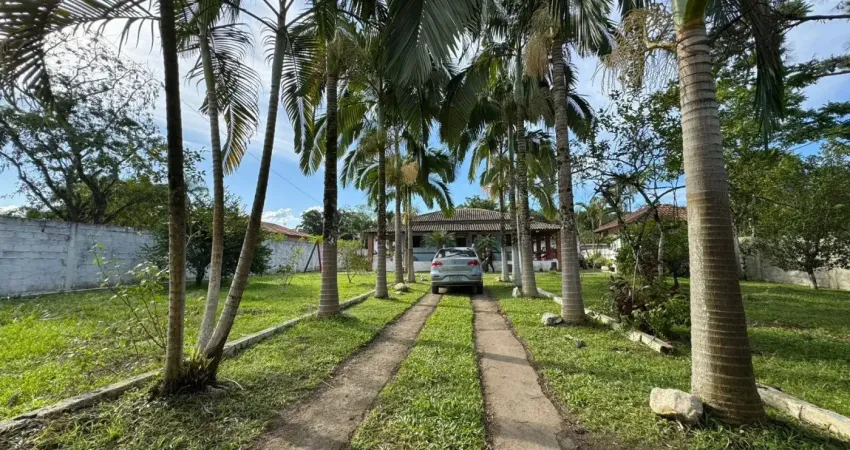 Chácara localizada lado serra no São Francisco, Peruíbe, a 13 km da rodovia, com 4 dormitórios sendo 1 suíte, 4 banheiros, 1 sala, 1 cozinha, 10 vagas de garagem, piscina e churrasqueira – Contrato