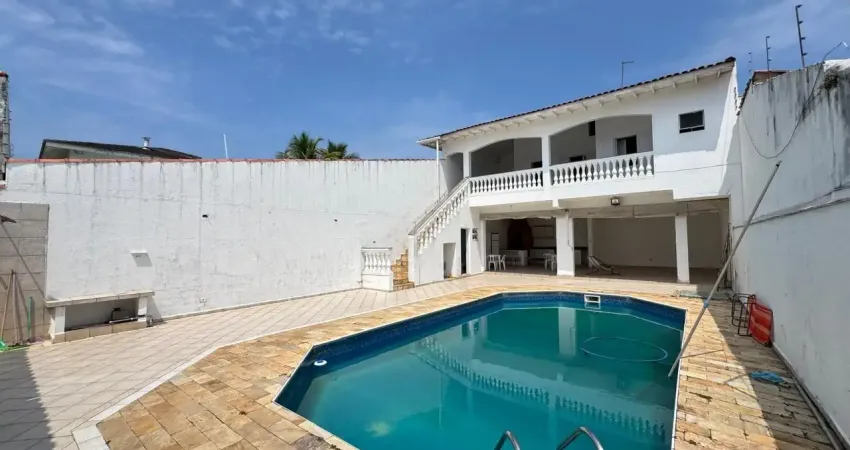 Casa localizada lado praia no Suarão, Itanhaém, a 50 m do mar, com 5 dormitórios sendo 4 suítes, 1 banheiro, 1 sala, 1 cozinha, 5 vagas de garagem, piscina, área gourmet e churrasqueira – Escritura