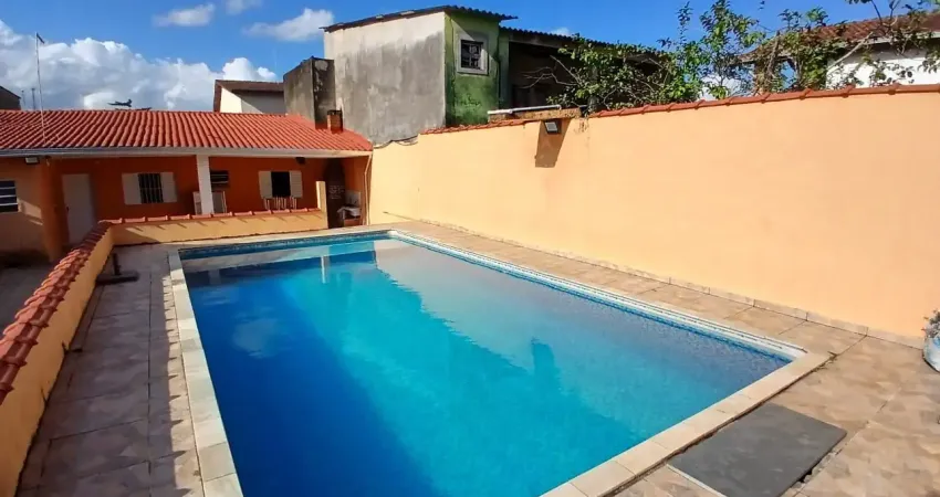 Casa localizada lado praia em Itanhaém, a 600 m do mar, com 2 dormitórios, 1 banheiro, 1 sala, 1 cozinha, 3 vagas de garagem, piscina (4x8x1,40) e churrasqueira – Contrato + IPTU