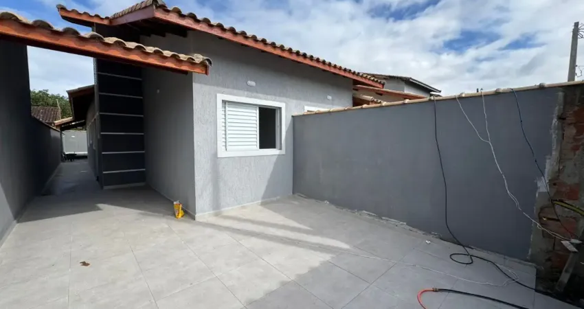 Casa localizada lado praia em Peruíbe, a 1,1 km do mar, com 2 dormitórios sendo 1 suíte, 1 banheiro, 1 sala, 1 cozinha, 3 vagas de garagem, piscina e churrasqueira – Escritura