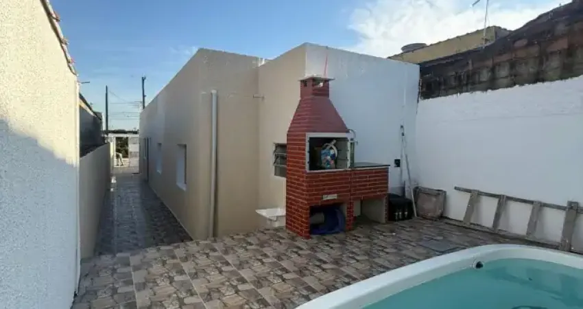 Casa localizada lado serra em Mongaguá, a 1,5 km da rodovia, com 2 dormitórios sendo 1 suíte, 1 banheiro, 1 sala, 1 cozinha, 2 vagas de garagem, piscina, área gourmet e churrasqueira – Escritura