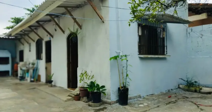 Casa localizada lado serra em Itanhaém, a 300 m da rodovia, com 1 dormitório, 1 banheiro, 1 sala, 1 cozinha, 3 vagas de garagem e churrasqueira – Escritura