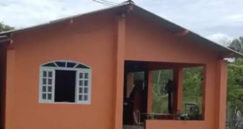 Casa localizada lado serra em Itanhaém, a 5,3 km da serra, com 2 dormitórios, 1 banheiro, 1 sala, 1 cozinha, 5 vagas de garagem, área gourmet e churrasqueira – Escritura