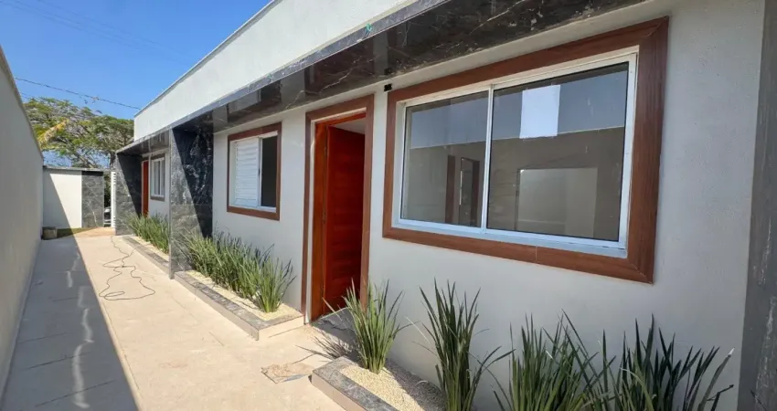 Casa localizada lado serra em Itanhaém, a 150 m da rodovia, em condomínio, com 2 dormitórios, 1 banheiro, 1 sala, 1 cozinha e 1 vaga de garagem – Escritura.