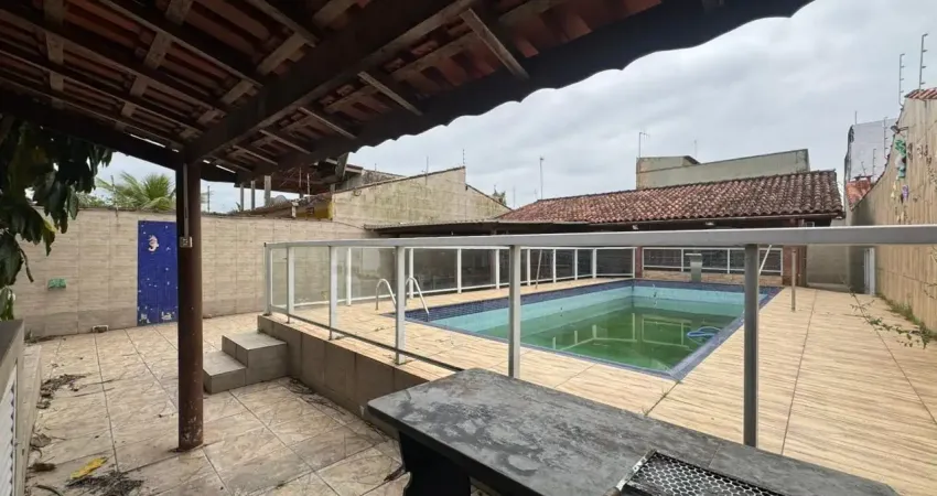 Casa localizada lado praia em Itanhaém, a 500 m do mar, com 3 dormitórios sendo 1 suíte, 1 banheiro social, sala, cozinha americana, piscina, área gourmet e churrasqueira – Escritura.