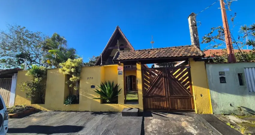 Casa localizada lado praia em Itanhaém, a 300 m do mar, com 3 dormitórios, 2 banheiros, sala, cozinha, lavabo externo, 4 vagas de garagem, piscina, área gourmet e churrasqueira – Escritura.
