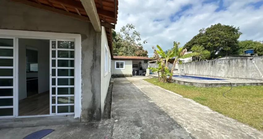 Casa localizada lado serra em Itanhaém, a 300 m da serra, com 3 dormitórios, 2 banheiros, sala, cozinha, 6 vagas de garagem, edícula com 2 suítes e cozinha, piscina, área gourmet e churrasqueira – Con