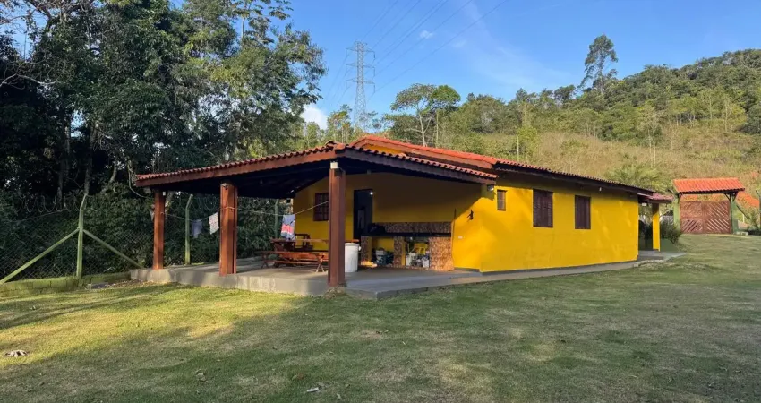 Chácara no bairro Ana Dias em Peruíbe, litoral sul de São Paulo, localizada no lado serra. Imóvel avarandado com 3.000 m² de área total sendo 100 m² de área construída. Possui espaço gourmet churrasqu