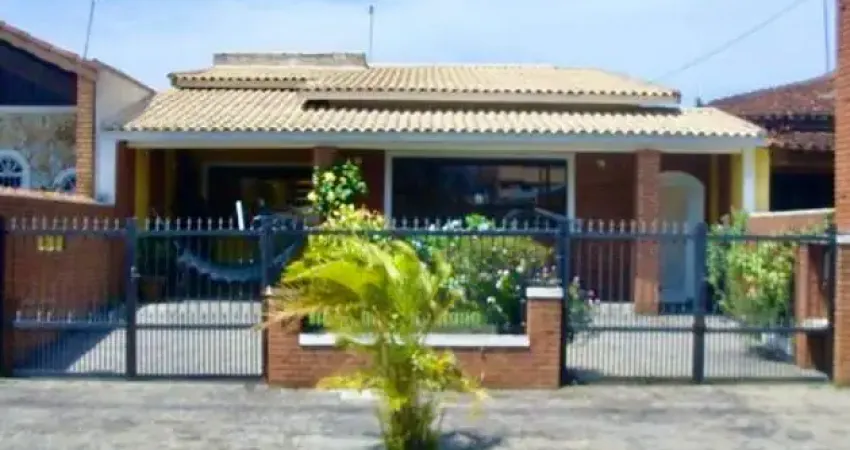 Casa localizada lado praia em Peruíbe, a 800 m do mar, com 3 dormitórios sendo 1 suíte, 1 banheiro, sala, cozinha, área de serviço, 2 vagas de garagem, piscina, área gourmet com churrasqueira e jardim