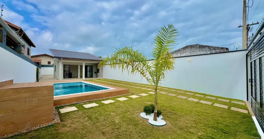 Casa localizada lado praia em Peruíbe, a 800 m do mar, com 3 dormitórios sendo 1 suíte, 1 banheiro, sala, cozinha, área de serviço, 2 vagas de garagem, piscina, área gourmet com churrasqueira e jardim