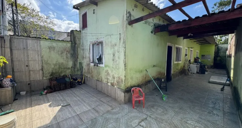 Casa localizada lado serra em Itanhaém, a 850 m da rodovia, com 2 dormitórios sendo 1 suíte, 1 banheiro, sala, cozinha e 2 vagas de garagem – Escritura.