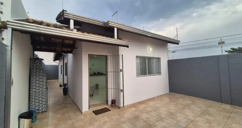 Casa localizada lado praia em Itanhaém, a 1,3 km do mar, com 2 dormitórios sendo 1 suíte, 1 banheiro, sala, cozinha, 2 vagas de garagem e churrasqueira – Escritura.