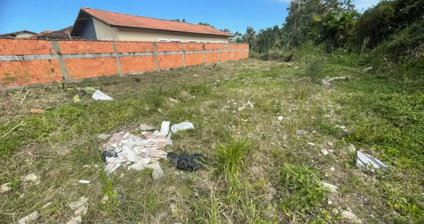 Terreno localizado lado serra em Itanhaém, a 900 m da rodovia, com documentação em escritura.