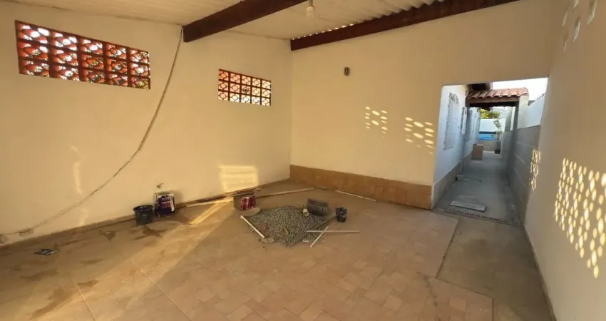 Casa localizada lado serra em Itanhaém, a 1.200 m da rodovia, com 2 dormitórios, 1 banheiro, sala, cozinha e 2 vagas de garagem – Escritura.