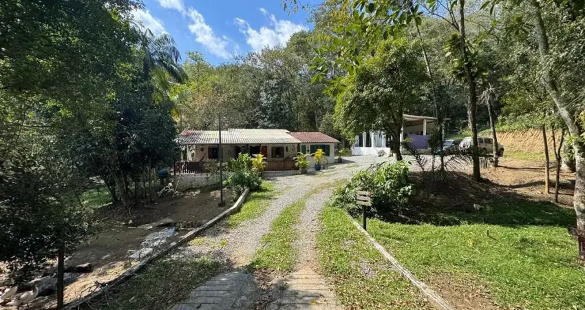 Chácara localizada lado serra em Pedro de Toledo, com 2 dormitórios, 1 banheiro, sala, cozinha, 10 vagas de garagem, árvores frutíferas e lago – Contrato de compra e venda.