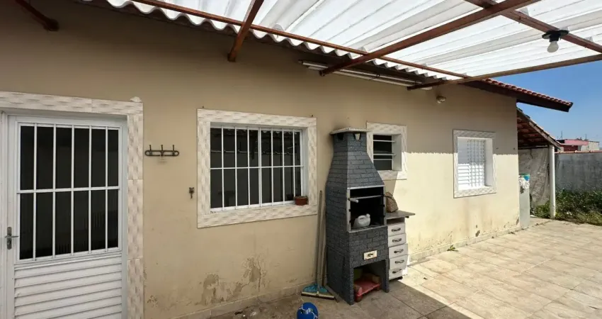 Casa localizada lado praia em Itanhaém, a 1.200 m do mar, com 2 dormitórios, 1 banheiro, sala, cozinha, 5 vagas de garagem e churrasqueira – Escritura.