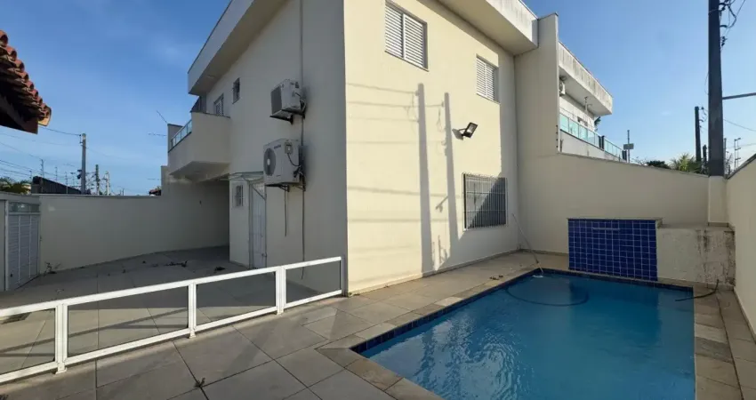 Casa localizada lado praia em Itanhaém, a 800 m do mar, com 3 quartos sendo 1 suíte, piscina, área gourmet e churrasqueira – Escritura.