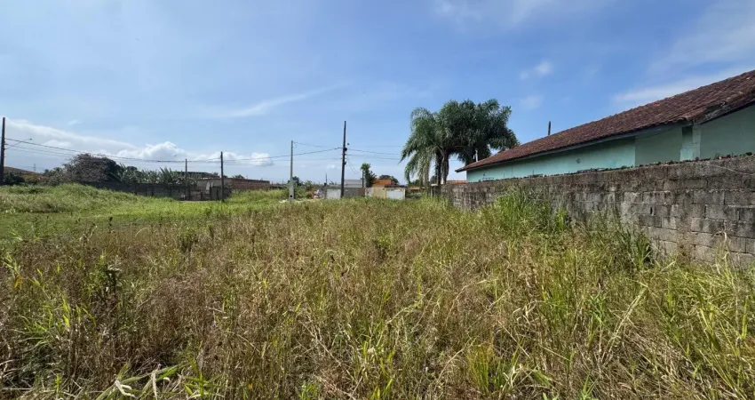 Terreno localizado lado praia em Itanhaém, a 950 m do mar, com 360 m² de área total – Escritura e liberação ambiental.