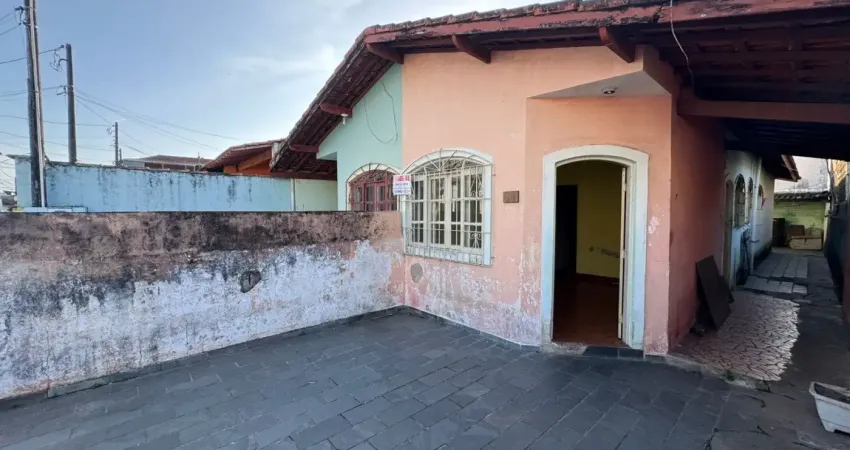 Casa localizada lado serra em Itanhaém, a 80 m da rodovia, com 2 quartos, sem suíte – Escritura.