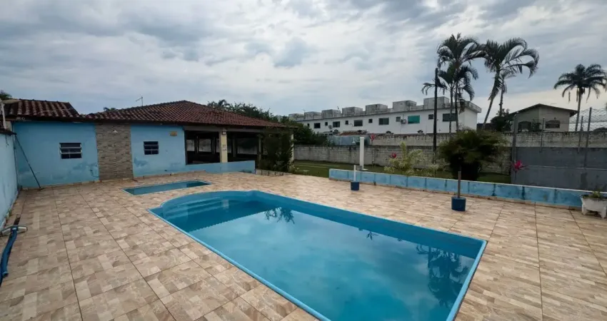 Pousada localizada lado praia em Itanhaém, com 10 quartos sendo 10 suítes, piscina, área gourmet e churrasqueira – Escritura.