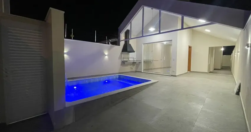 Casa localizada em Peruíbe, a 2 km do mar, com 2 quartos sendo 1 suíte, piscina, área gourmet e churrasqueira – Escritura.