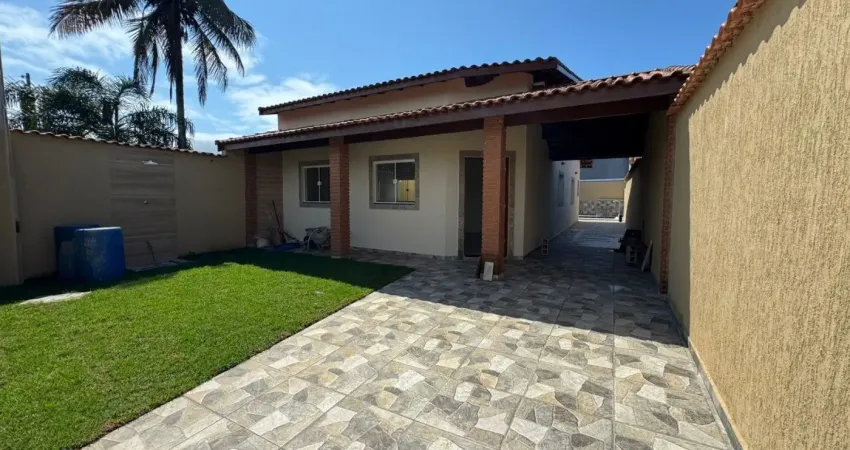 Casa localizada lado praia em Itanhaém, a 400 m do mar, com 4 quartos no total sendo 1 suíte, piscina, área gourmet e churrasqueira – Escritura.