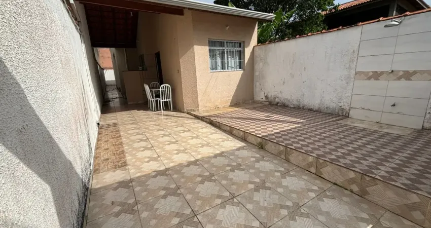 Casa localizada lado praia em Peruíbe, a 1.540 m do mar, em rua calçada, com 3 quartos sendo 1 suíte, churrasqueira – Escritura.