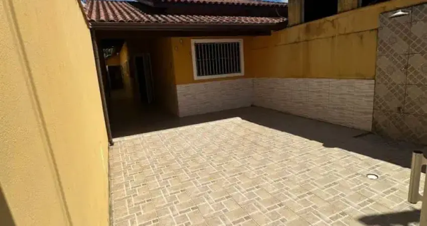 Casa localizada lado praia em Itanhaém, a 800 m do mar, em rua pavimentada, com 2 quartos sendo 1 suíte, churrasqueira – Escritura.