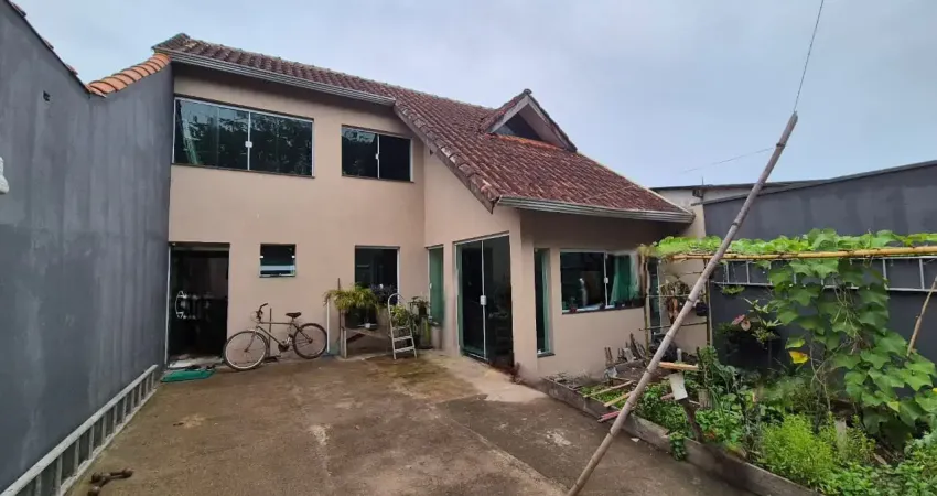 Casa localizada lado serra em Peruíbe, a 500 m da rodovia, em rua de terra, com 2 quartos sendo 2 suítes, churrasqueira – Contrato + IPTU.
