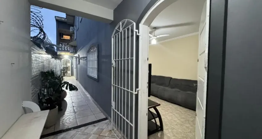 Casa localizada lado serra em Itanhaém, a 300 m da rodovia, em rua pavimentada, com 3 quartos sendo 1 suíte, área gourmet e churrasqueira – Escritura.