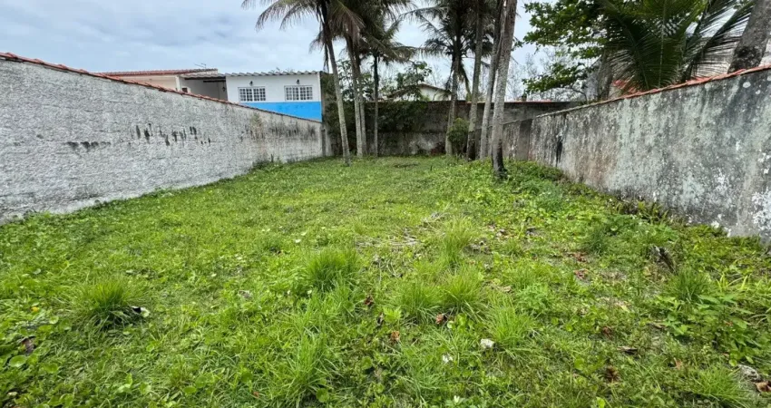 Terreno localizado lado praia em Itanhaém, a 1,3 km do mar, em rua pavimentada, com 264 m² de área total – Escritura.