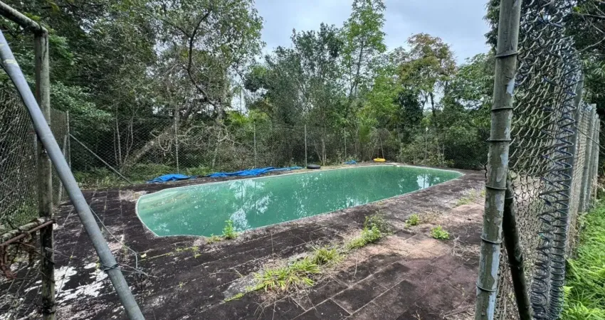 Chácara localizada lado serra em Itanhaém, a 4 km da rodovia, em rua de terra, com 3 quartos sendo 1 suíte, piscina, área gourmet e churrasqueira – Escritura.