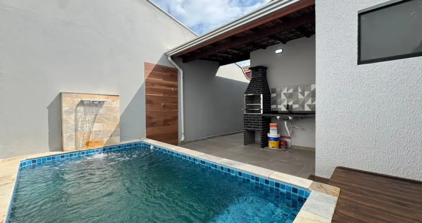 Casa localizada lado serra em Itanhaém, a 80 m da rodovia, em rua pavimentada, com 2 quartos sendo 1 suíte, piscina, área gourmet e churrasqueira – Escritura.