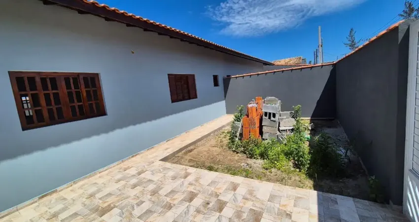 Casa localizada lado praia em Itanhaém, a 700 m do mar, em rua de terra, com 2 quartos sendo 1 suíte – Escritura.