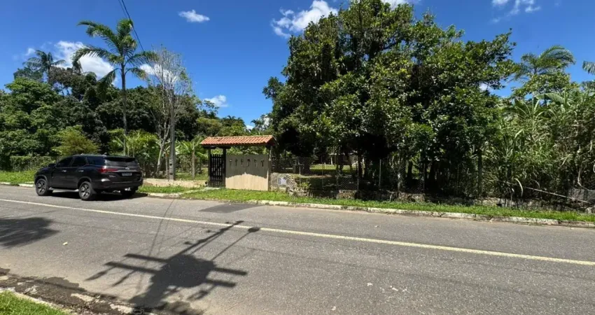 Casa localizada lado serra, em rua pavimentada com 2 quartos, possui area gourme com churrasqueira e fogão a lenha