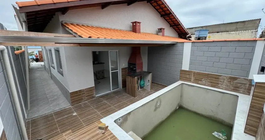 Casa localizada lado serra, a 1000 metros da rodovia, com 2 quartos (sendo 1 suíte), possui area gourmet com churrasqueira