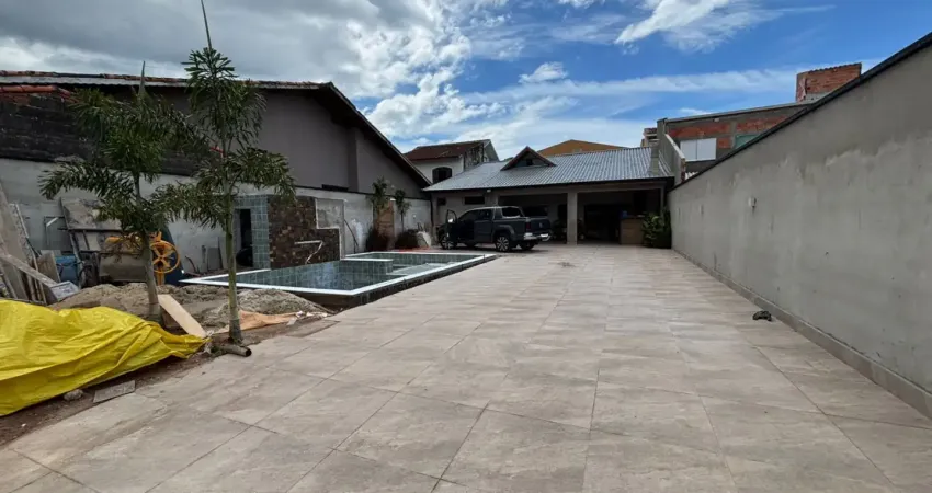 Casa localizada lado praia, a 600 metros do mar em rua calçada, com 3 quartos, possui area gourmet com churrasqueira e piscina