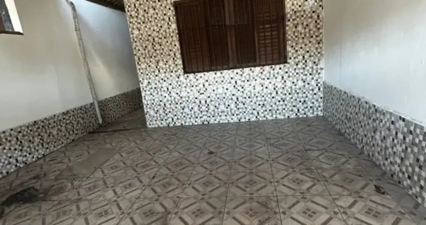 Casa localizada lado serra, a 400 metros da rodovia em rua pavimentada, com 2 quartos (sendo 1 suíte), possui area gourmet com churrasqueira - Escritura