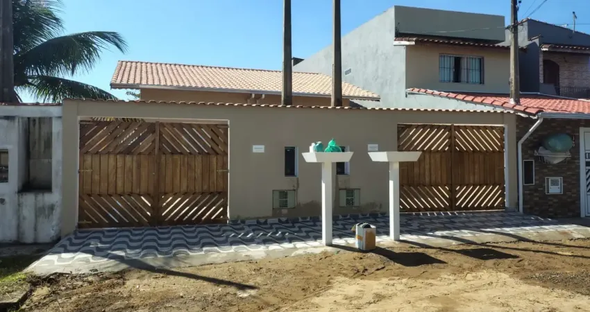 Casa localizada lado serra, a 50 metros da rodovia, com 2 quartos (sendo 1 suíte) - Escritura