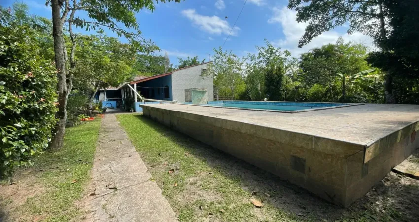 Casa localizada lado serra, a 700 metros da rodovia, com 4 quartos, possui churrasqueira e piscina - Escritura