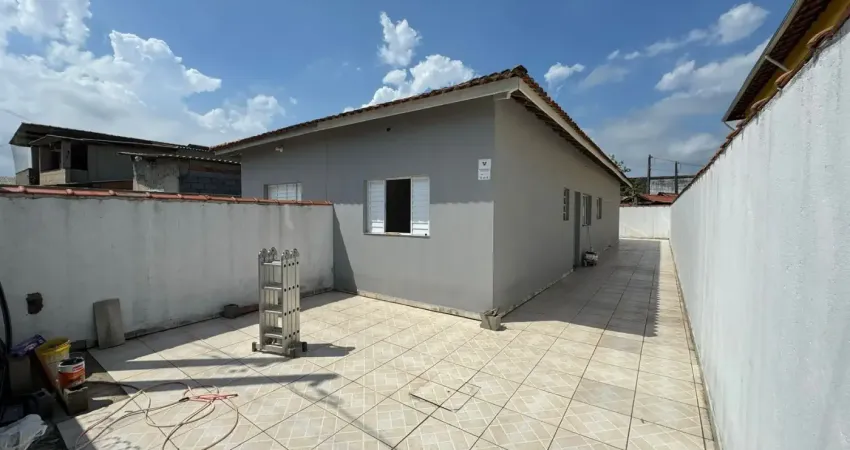 Casa localizada lado serra em rua pavimentada, com 2 quartos (sendo 1 suíte) - Escritura